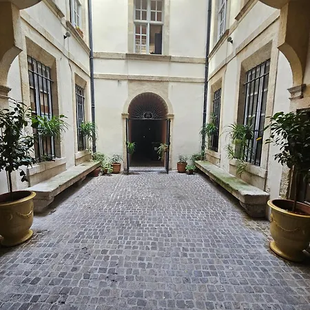 Monumental - Arenes - Maison Carree - Jardins A Pied * Nimes